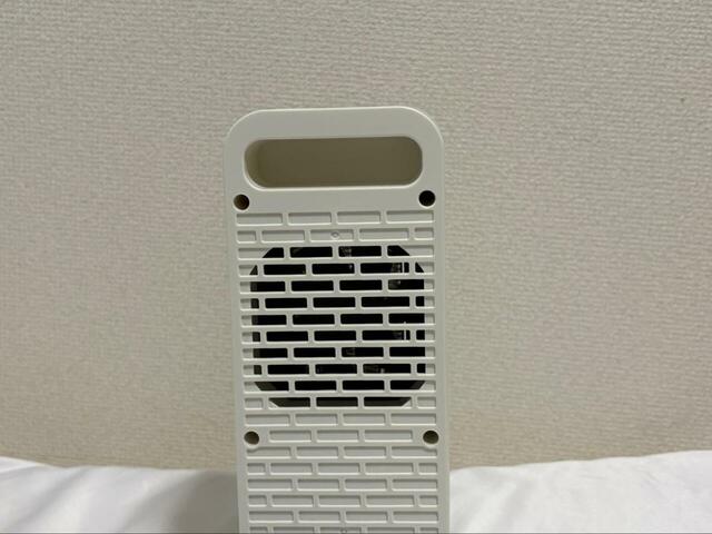 【3COINS コンパクトヒーター】本体の後ろに取っ手がついているので簡単に持ち運べます♪