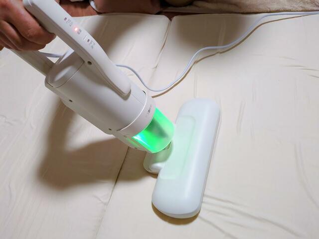 【アイリスオーヤマ 布団クリーナー ハイパワー FCA-22H-C】新製品のほうがヘッドが大きい分、掃除がラクに♪