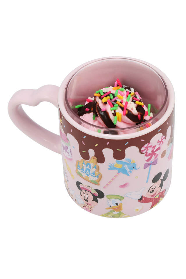 ストロベリームース、スーベニアカップ付き 1,200円｜販売店舗：東京ディズニーランド「スウィートハート・カフェ」｜ディズニー・パルパルーザ「ヴァネロペのスウィーツ・ポップ・ワールド」スペシャルメニュー