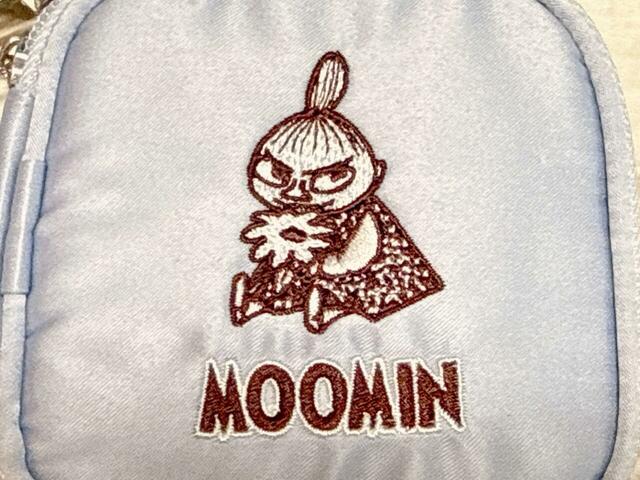 前面にリトルミイの刺繍入りデザイン!ちょこんとお座りしたリトルミイが愛らしい♪T