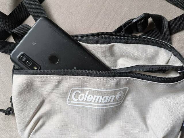 前のポケットにスマホを入れてみました