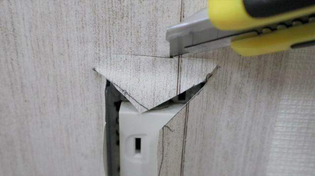 【ニトリ リノベウォールシート】中央を開いたら、あとは隅にカッターを入れるだけ