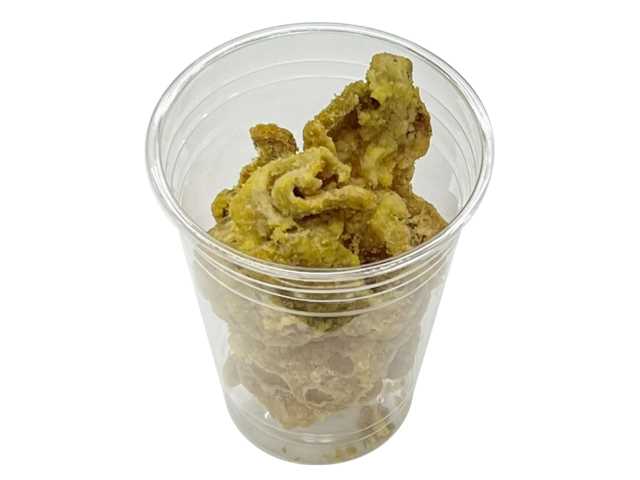 【セブン-イレブンの惣菜人気ランキング 8位】「鶏皮チップス　カレー味」321円（税込）