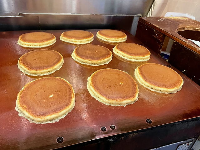 【ホットケーキパーラーフルフル赤坂店】万惣ではガス式の銅板を使っていたが、フルフル赤坂店では電気式を導入