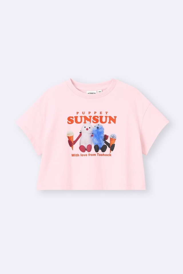 【GU×パペットスンスン】「KIDSグラフィッククロップドT パペットスンスン」990円/アイスクリームを楽しむスンスンとノンノンをデザイン