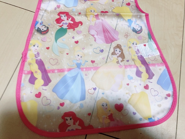 【ダイソー お食事エプロン（ディズニープリンセス）】プリンセスの柄がキュート