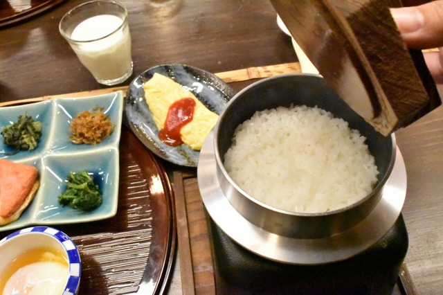 お釜で炊き立てのお米