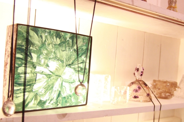 【AEG P.P★★★CRYSTAL】ガラス作品を主に手掛けるAEGさん。照明として使用されている首輪は、ガラスの先端が首に食い込む仕組み。