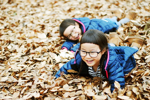 外遊び用のアウターには、子供たちが外で思いっきり遊べる動きやすさが大事