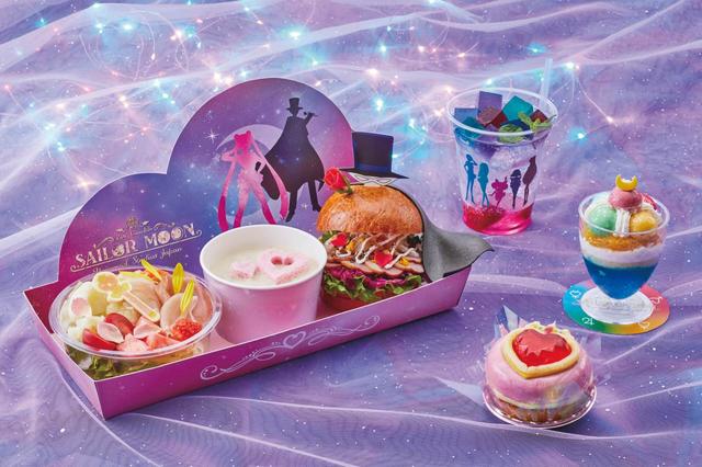 （左）セーラームーン＆タキシード仮面のカフェプレート/（右上）セーラーちびムーン＆外部太陽系４戦士のドリンク ～アップルソーダ～/（右中）セーラー5戦士のプリズムカラー・ムース/（右下）プリズムハートコンパクトのケーキ ～ピーチ＆ストロベリー～