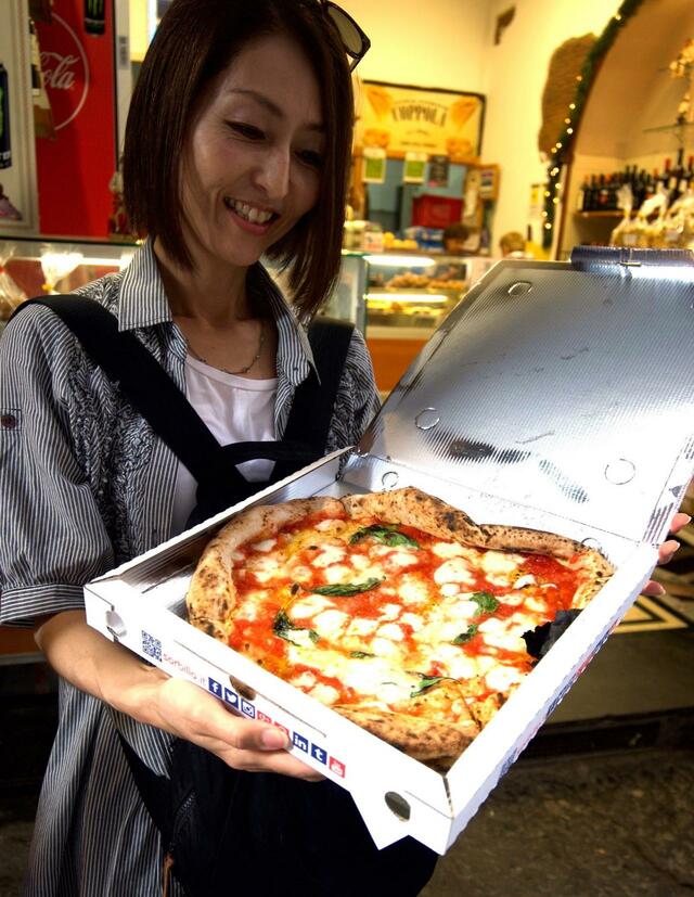 ナポリの有名店でテイクアウトしたマルゲリータピザ。かなりの大きさだが５ユーロ（７００円ほど）。とても食べ切れないと思ったが、生地が薄く味もさっぱりしているので娘と２人でペロリ