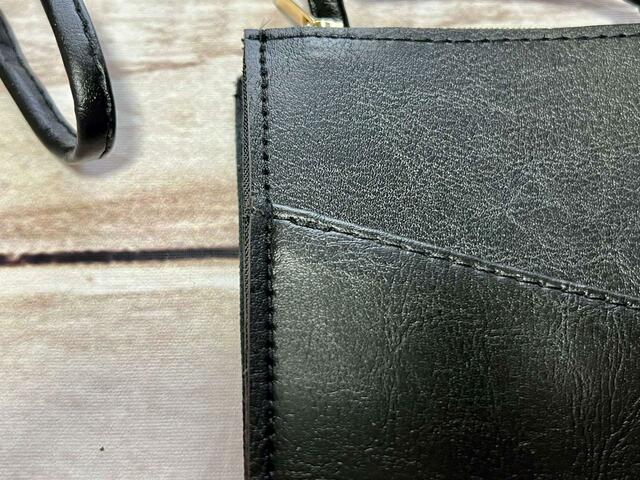 フロントにポケットが1つ！【GLOW 2023年11月号増刊】付録「SNOOPYスヌーピーカードケース付きレザー調スマホポシェット」