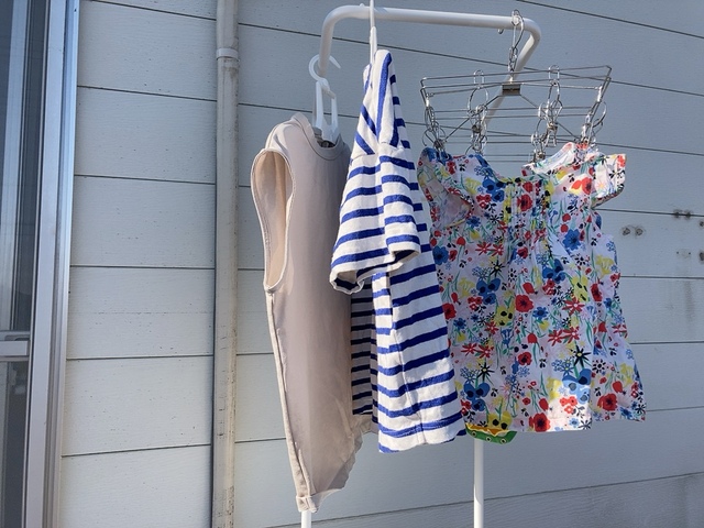 【ニトリ ワゴン型物干しスタンド】上部にちょっとした洗濯物を干せるバーが付いています