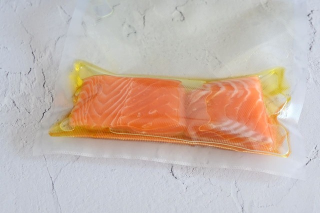 【アイリスオーヤマ・ポケットシェフ】「サーモンのコンフィ」食材を密封袋に入れる