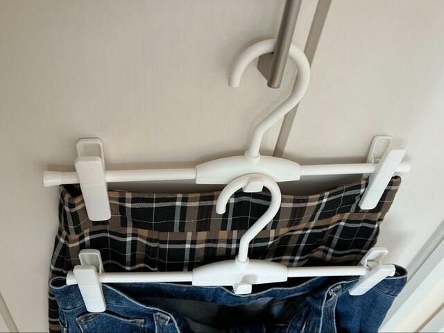 【キャンドゥ スカートハンガー ホワイト】重ねると省スペース！