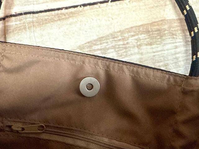 口にはマグネットスナップボタン付き！