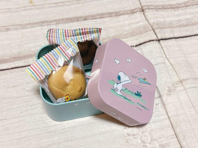 スヌーピー型焼菓子（プレーン生地）1個、スヌーピー型焼菓子（ココア生地）1個入り