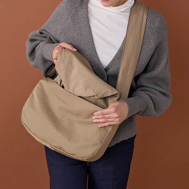 急に荷物が増えても慌てない！サブバッグが出てくるショルダーバッグ