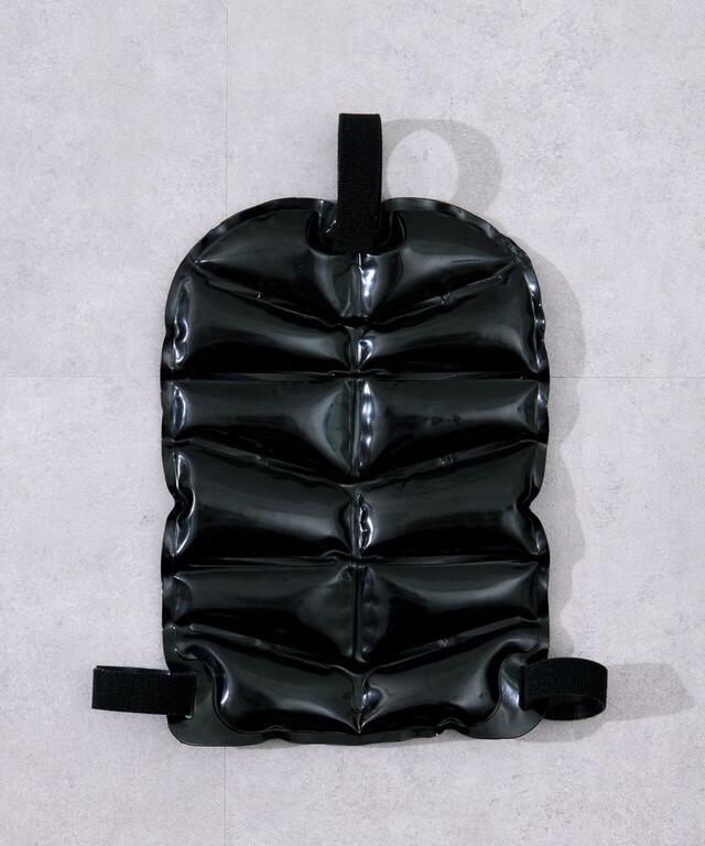 【3COINSの暑さ対策グッズ売上ランキング 7位】「リュック用ひんやりシート」1,100円（税込）