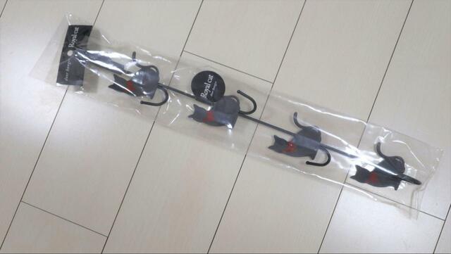 【山崎実業 ドアハンガー 猫 4連】黒猫が4匹連なるデザイン