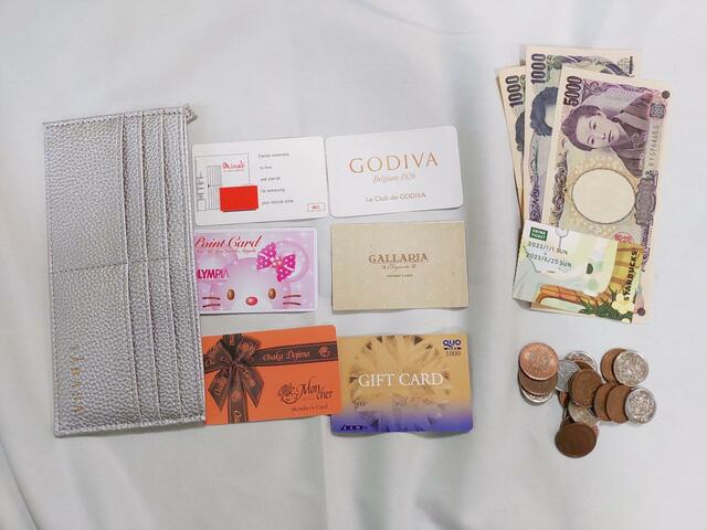 仕切りがたくさんあるので、ゴチャゴチャしないのも嬉しいポイント【素敵なあの人】2023年8月号：付録「TABASA（タバサ）レザー調超スリム財布」価格：1340円（税込）