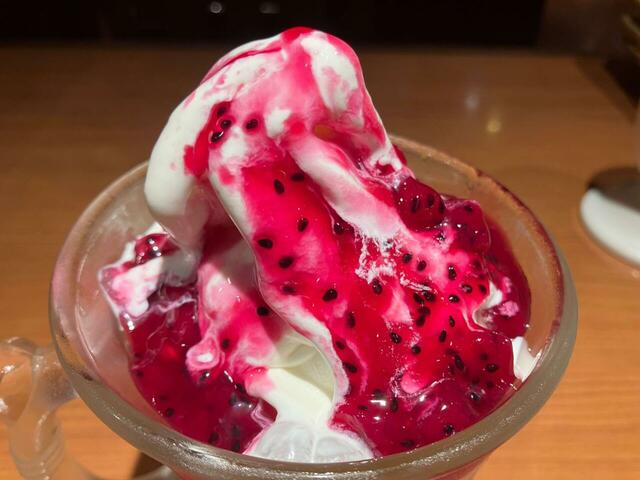 上部には、びくドンの定番であり絶品のソフトクリームに、果肉入りのドラゴンフルーツソースがたっぷり。