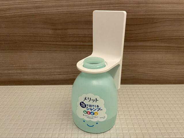 【山崎実業 マグネットディスペンサーホルダー 泡タイプ】ポンプを取り外した状態のボトルに、ディスペンサーホルダーを乗せた状態