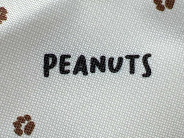 「PEANUTS」のロゴも散りばめられています