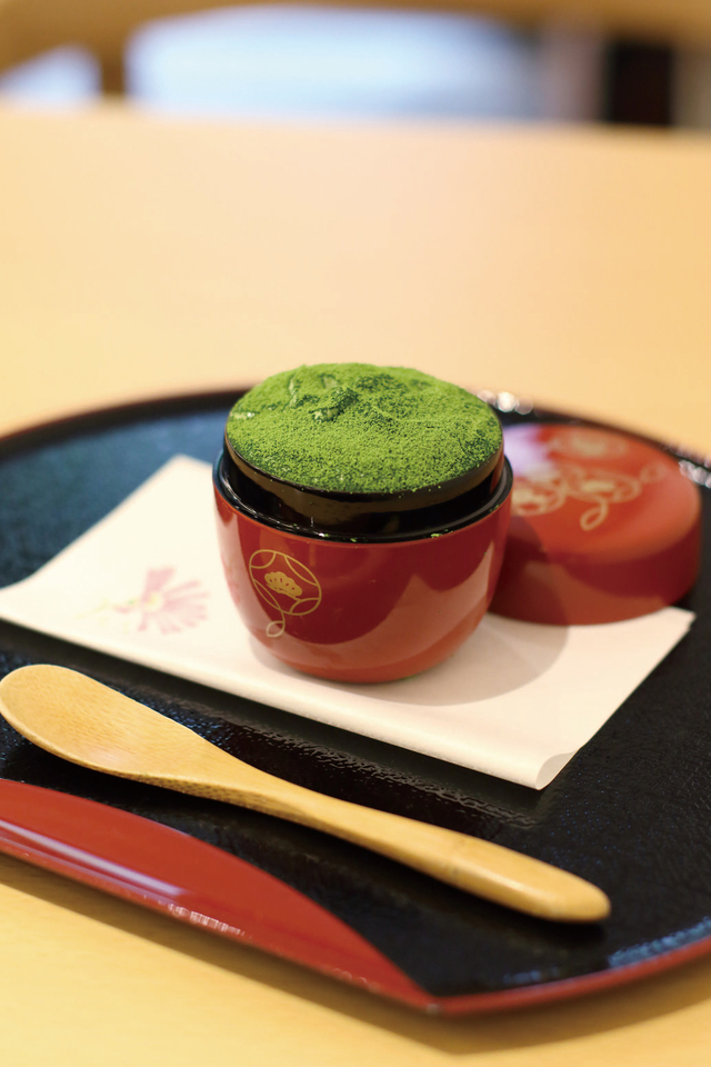 ドリンクに＋480円でセットにできる抹茶ティラミス。薄茶用の抹茶を入れる茶器「なつめ」に抹茶入りマスカルポーネと抹茶を染み込ませたスポンジの層がふんわりしっとり重なっている。｜茶々助