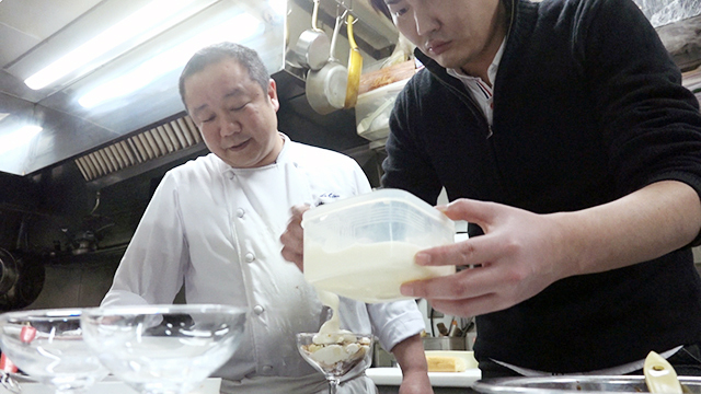 ティラティスを作る松下さん