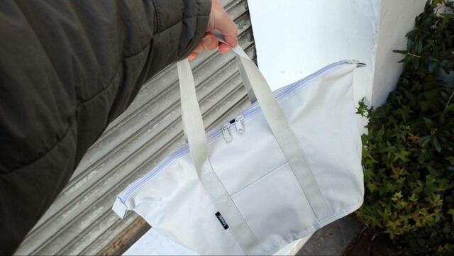 【山崎実業 tower スーパー・コンビニ弁当がそのまま入る 洗えるお弁当バッグ】お弁当を買ってバッグに入れ、持ち帰ってみると…⇒