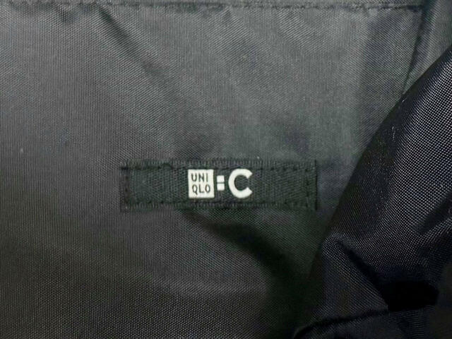 ポケットには「ユニクロシー」のタグ付き