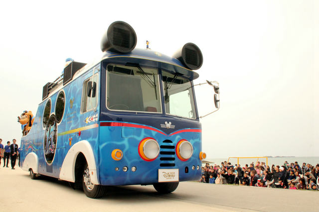 ドナルドたちの乗った「ドリームクルーザーⅡ」 - We are One 豊見城パレード