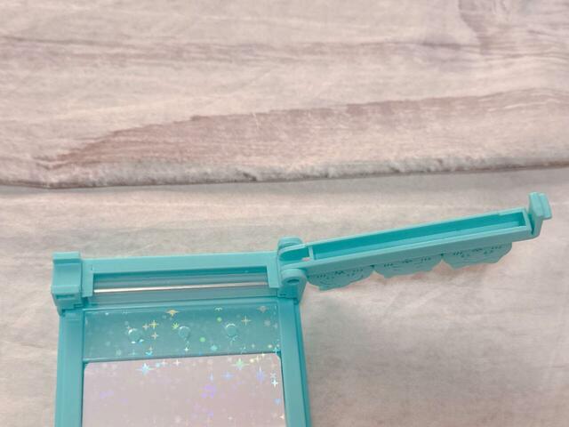 【ちいかわ キラだッッ ホログラムカードメーカー】レバーを上に向かって開きます