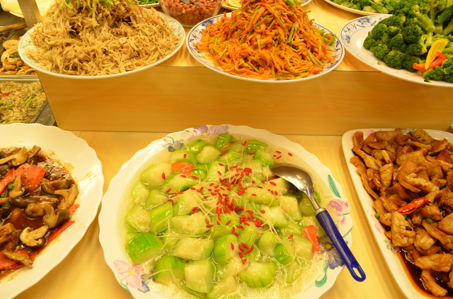 バイキング式で、好きなおかずを好きなだけ選んで量り売り。たくさん食べても100元前後