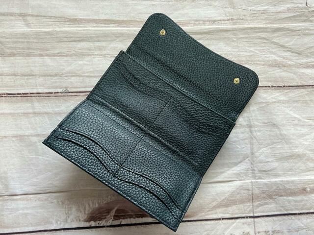 さらに開くとカードポケットが8個現れます!