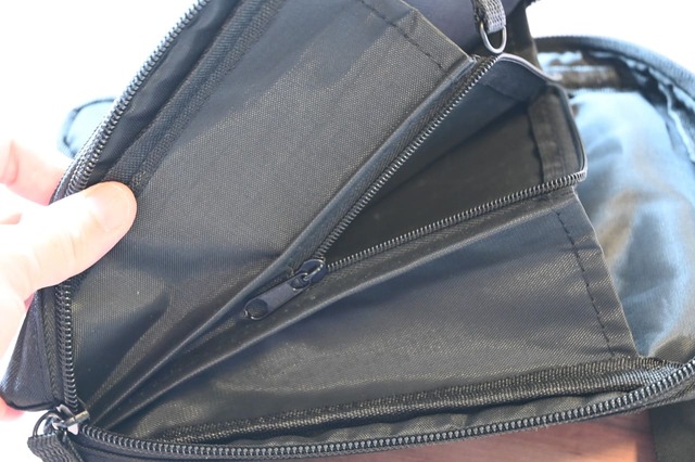 【『SNOOPY JOE COOL めっちゃ整う！オールインショルダーバッグ BOOK』（宝島社）】お財布にもなるL字型のチャックは全部開ききらないので、お金が外に飛び出す心配がありません