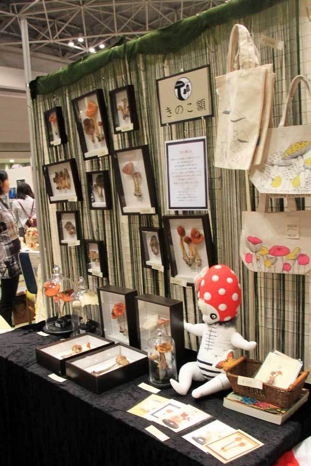 「きのこ額」のブース。かわいいキノコぬいぐるみが鎮座しています。