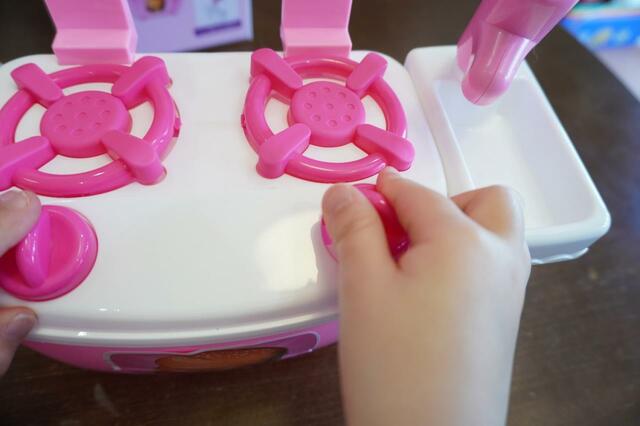 【おままごとキッチンセット】コンロのつまみは回せます