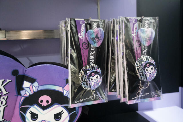 ネックストラップ＆缶バッジセット 2,200円｜ユニバーサル・スタジオ・ジャパン「クロミ・ライブ ～世界クロミ化ツアー クリスタル・クリア～」グッズ