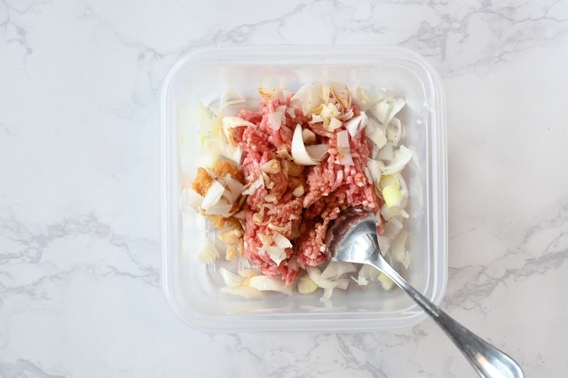 【冷やし担々麺風そうめん】耐熱容器に豚ひき肉、粗くみじん切りにしたねぎ、味噌と醤油を入れて混ぜる。