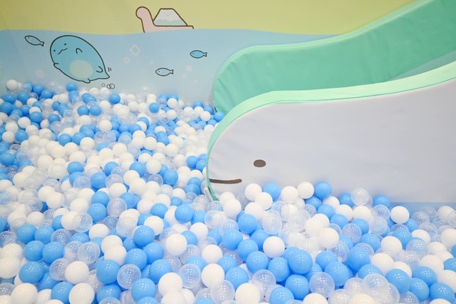 【すみっコぐらしあそびスタジオ】とかげをテーマにしたボールプール。すべり台はとかげのおかあさん！