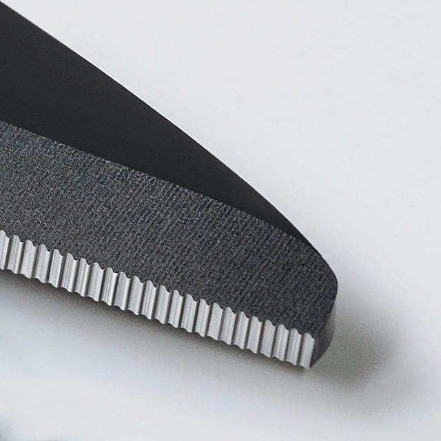 【コクヨ 洗えるハサミ＜サクサ＞】食材をしっかり挟み込むギザ刃