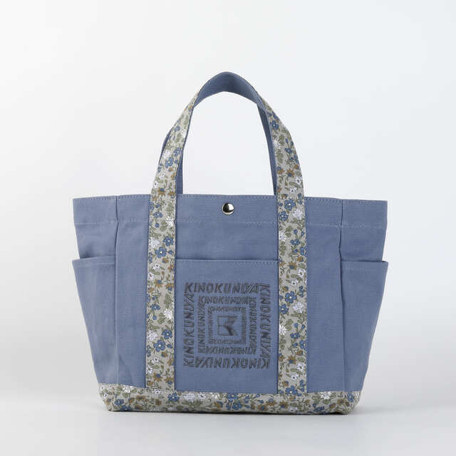 【紀ノ国屋 MADE WITH LIBERTY FABRIC「紀ノ国屋 リバティプリント コットントート」￥3,850】グレーブルー／約タテ24cm×上辺37.5cm・下辺24.5cm×マチ12.5cmで使いやすいサイズ感