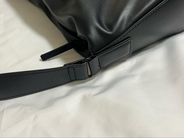 【UNIQLO:C　レザータッチパフィーバッグ】ショルダーストラップの長さ調節はできません