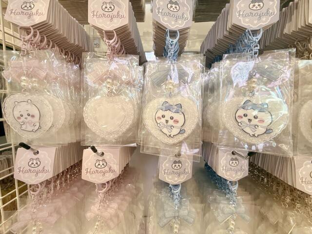 レースにリボンがガーリーなリニューアル記念商品「Go！HARAJUKUアクリルキーホルダー」税込880円