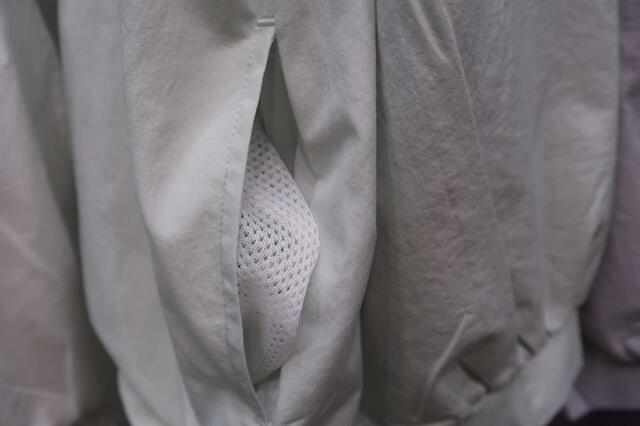 シーンレスカットのシャツとブラウスのポケットの中はメッシュ素材