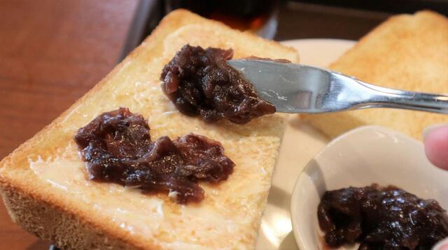 【カフェ・ド・クリエ モーニング 小倉バタートースト】バターとあんをたっぷり塗る