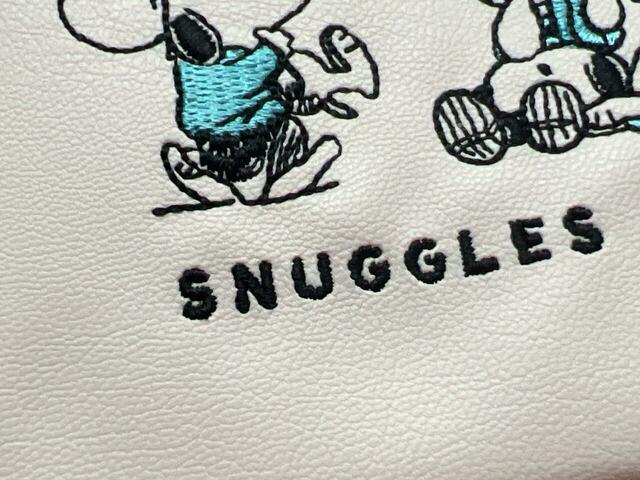 モノトーンカラーにブルーのアクセントの刺繍が大人かわいいポイント！