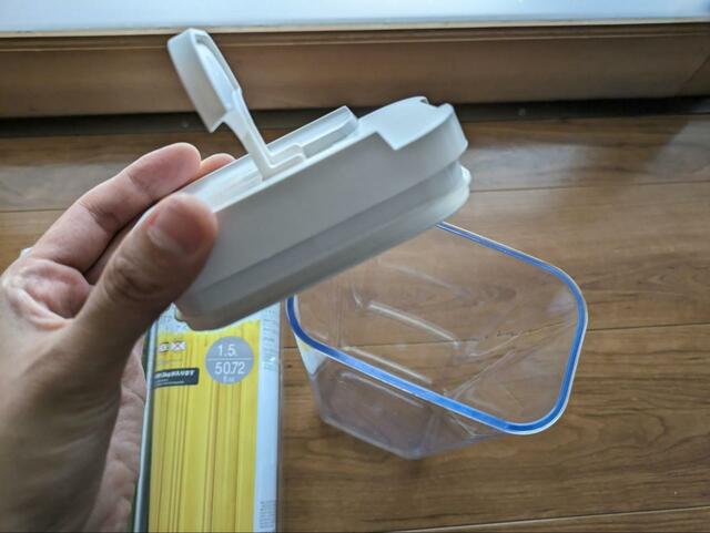 【ダイソー 密封フードストッカー（クリア、1.5Ｌ）】蓋の上部がレバーがついていて密封できる